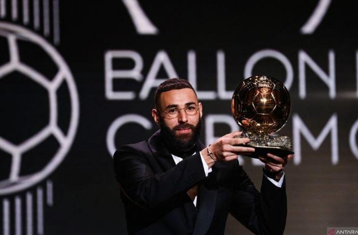 Pemain Real Madrid Karim Benzema menerima penghargaan Ballon d'Or 2022 dalam sebuah acara penganugerahaan di Theatre du Chatelet, Paris pada 17 Oktober 2022. ANTARA/AFP/FRANCK FIFE