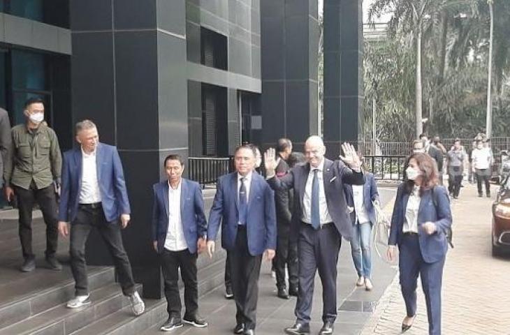 Presiden FIFA, Gianni Infantino (kedua kanan) bersama Ketua Umum PSSI, Mochamad Iriawan (tengah) saat tiba di GBK Arena, Jakarta, Selasa (18/10/2022). [Suara.com / Adie Prasetyo Nugraha]