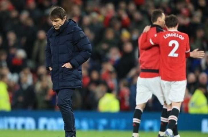 Antonio Conte tertunduk lesu usai Tottenham Hotpur tumbang lawan Manchester United dengan skor 0-2. (AFP)