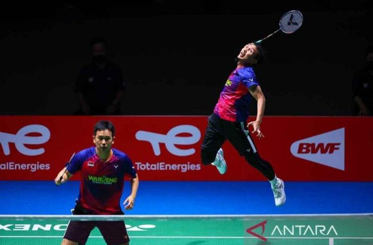 Pebulu tangkis ganda putra Indonesia Mohammad Ahsan (kanan) - Hendra Setiawan (kiri) mengembalikan kok ke arah lawan pebulu tangkis Jerman Mark Lamsfuss - Marvin Seidel pada babak ketiga BWF World Championships 2022 di Tokyo Metropolitan Gymnasium, Tokyo, Jepang, Kamis (25/8/2022). ANTARA FOTO/Naoki Nishimura/AFLO SPORT/rwa.