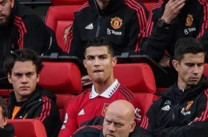 Arsip - Ekspresi striker Manchester United, Cristiano Ronaldo (tengah) di bench usai ditarik keluar pada laga Liga Inggris kontra Newcastle United di Old Trafford, Minggu (16/10/2022) malam WIB. [IAN HODGSON / AFP]