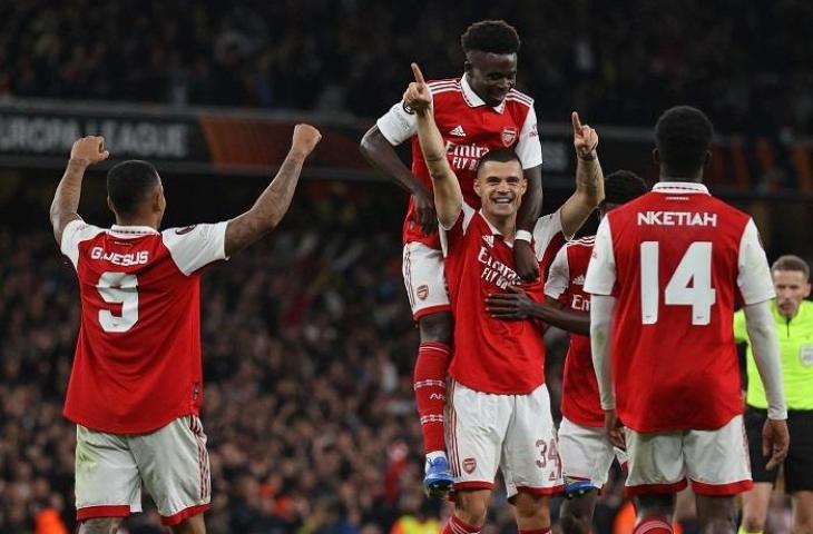 Gelandang Arsenal Granit Xhaka merayakan gol bersama rekan-rekan satu tim dalam pertandingan Liga Europa antara Arsenal dan PSV Eindhoven di Stadion Emirates di London pada 20 Oktober 2022. ANTARA/AFP/ADRIAN DENNIS.