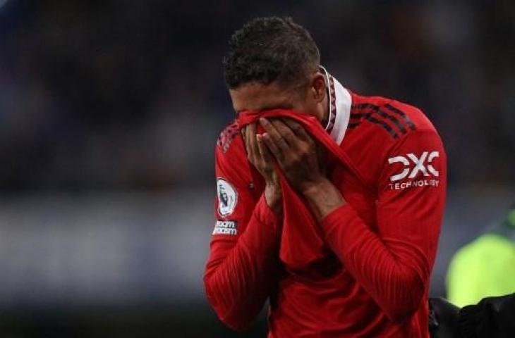 Raphael Varane menangis usai cedera di laga Chelsea vs Manchester United. (ADRIAN DENNIS / AFP)