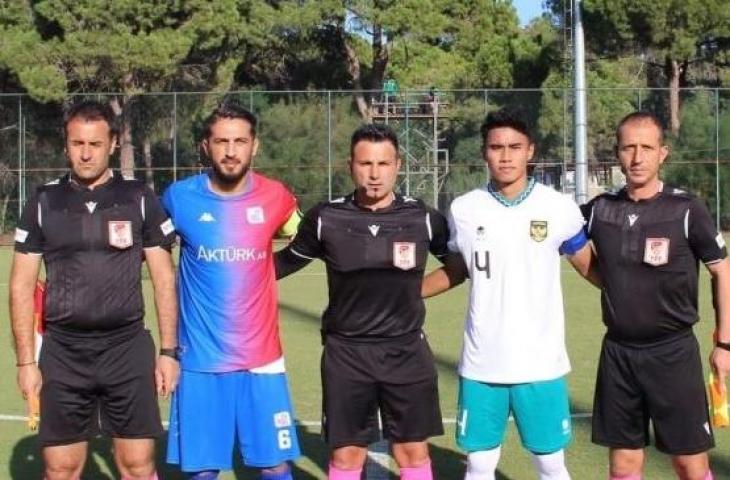 Kapten Timnas Indonesia U-20, Muhammad Ferarri (kedua dari kanan) berpose dengan ofisial dan kapten Cakallikli Spor jelang memainkan laga uji coba di Lapangan Kempinski Hotel Football, Antalya, Turki, Senin (24/10/2022). [Dok. Twitter/@cakallikli]