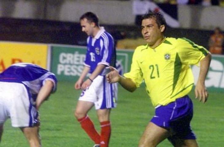 Luizao saat tampil membela Timnas Brasil melawan Yugoslavia di Piala Dunia 2002. (AFP)