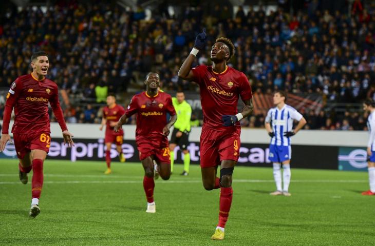 Selebrasi Tammy Abrahm usai cetak gol saat AS Roma kalahkan HJK Helsinki 2-1 di Liga Europa. (Twitter)