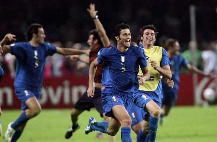 Fabio Grosso jadi pahlawan Timnas Italia juara Piala Dunia 2006 dengan mengalahkan Prancis lewat adu penalti. (AFP)