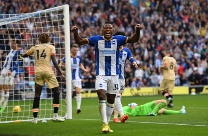 Bek Brighton and Hove Albion, Pervis Estupinan merayakan gol saat bobol gawang Chelsea dalam kemenangan 4-1 Liga Inggris. (AFP)