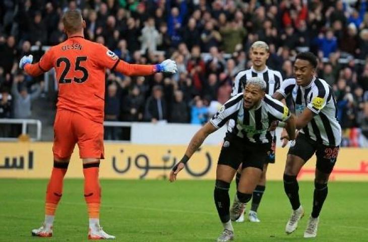 Striker Newcastle United, Newcastle United melalukan selebrasi usai cetak gol ke gawang Aston Villa di Liga Inggris 2022/2023. (AFP)