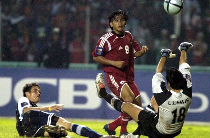 Kiper Timnas Singapura, Lionel Lewis (kanan) mencoba menangkap bola sepakan pemain Timnas Indonesia, Ilham Jaya Kesuma (tengah) dan pemain Singapura Baihakki bin Khaizan (kiri) menyaksikan di Final Tiger Cup di Jakarta, 08 Januari 2005. (AFP/ ADEK BERRY)