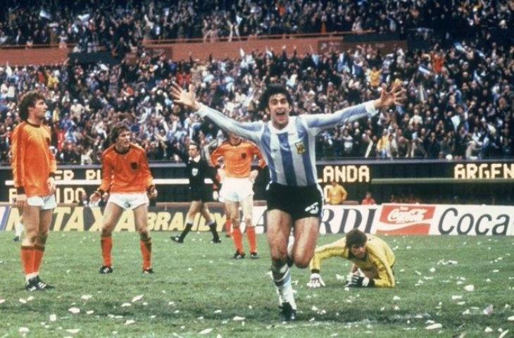 Mario Kempes saat membela Timnas Argentina. (Twitter)