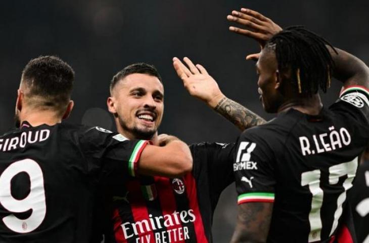 Gelandang AC Milan Rade Krunic (tengah) melakukan selebrasi setelah mencetak gol dalam pertandingan Grup E Liga Champions lawan RB Salzburg di San Siro pada 3 November 2022. ANTARA/AFP/MIGUEL MEDINA