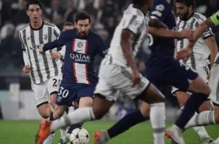 Penyerang Paris Saint-Germain (PGS) asal Argentina Lionel Messi mengontrol bola selama matchday keenam grup H Champions League 2022-2023 antara Juventus vs PSG di stadion Juventus di Turin pada 2 November 2022. Filippo MONTEFORTE / AFP.