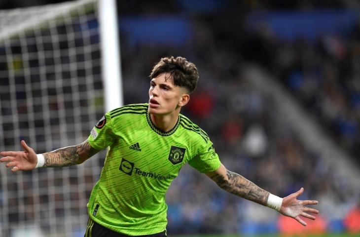 Gelandang Manchester United, Alejandro Garnacho, merayakan mencetak gol pertama timnya saat melawan Real Sociedad pada laga Grup E putaran pertama Liga Europa di Stadion Anoeta, San Sebastian, pada 3 November 2022. (ANDER GILLENEA/AFP)