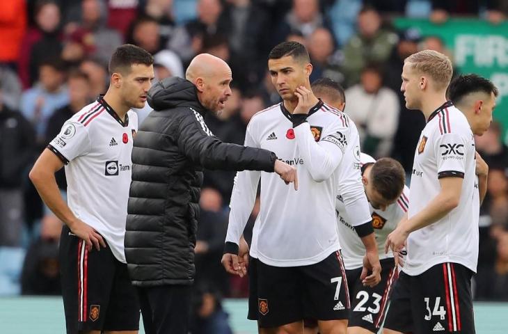 Manajer Manchester United, Erik ten Hag, memberikan instruksi kepada pDonny van de Beek (kanan), Cristiano Ronaldo (C), dan Diogo Dalot (kiri) pada babak pertama pertandingan Liga Inggris antara Aston Villa dan Manchester United di Villa Park di Birmingham, Inggris, pada 6 November 2022. (Geoff Caddick/AFP)