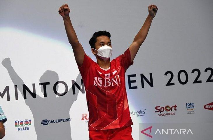 Pebulu tangkis tunggal putra Indonesia Anthony Sinisuka Ginting merayakan di podium setelah mengalahkan Kodai Naraoka dari Jepang pada final tunggal putra di turnamen bulu tangkis Singapura Open 2022 di Singapura, Minggu (17/7/2022). ANTARA/Roslan Rahman/AFP/pri.