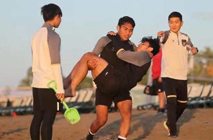 Pemain Timnas Indonesia U-20 ditempa latihan fisik di pantai Turki (Youtube/PSSI TV)