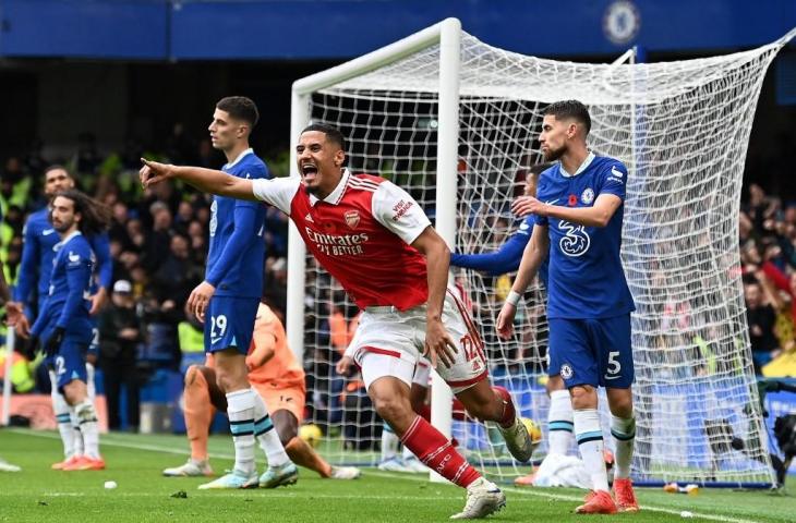 Bek Arsenal, William Saliba (tengah), merayakan setelah bek Arsenal asal Brasil Gabriel Magalhaes (tidak terlihat) mencetak gol pertama timnya dalam laga Liga Inggris antara Chelsea dan Arsenal di Stamford Bridge di London pada 6 November 2022. (Glyn KIRK/AFP)