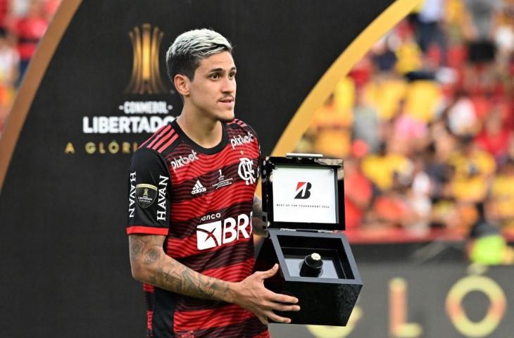 Striker Flamengo Brasil, Pedro, berpose setelah memenangkan final Copa Libertadores antara Flamengo vs Athletico Paranaense di Stadion Monumental Isidro Romero Carbo di Guayaquil, Ekuador, pada 29 Oktober 2022. (Luis Acosta/AFP).