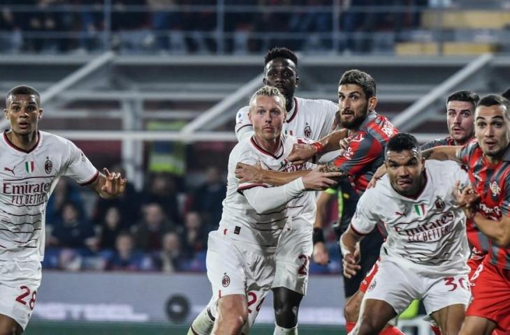 Bek AC Milan Malick Thiaw (kiri), bek AC Milan Simon Kjaer (C), penyerang AC Milan Junior Messias (ke-2) dan gelandang Cremonese Gonzalo Escalante (kanan) mengawasi bola selama pertandingan Serie A Italia antara Cremonese dan AC Milan pada 8 November 2022 di Stadion Giovanni-Zini di Cremona. (Filippo Monteforte/AFP)