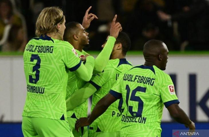 Penyerang Wolfsburg asal Jerman Lukas Nmecha (kedua dari kiri) melakukan selebrasi bersama rekan-rekannya setelah mencetak gol kedua saat pertandingan Liga Jerman kontra Borussia Dortmund di Wolfsburg, Selasa (8/11/2022. (AFP/JOHN MACDOUGALL)