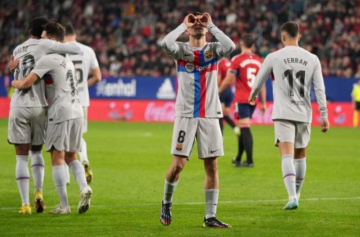 Gelandang Barcelona, Pedri, merayakan setelah mencetak gol pertama timnya selama pertandingan Liga Spanyol antara CA Osasuna vs FC Barcelona di Stadion El Sadar di Pamplona pada 8 November 2022. (CESAR MANSO / AFP)