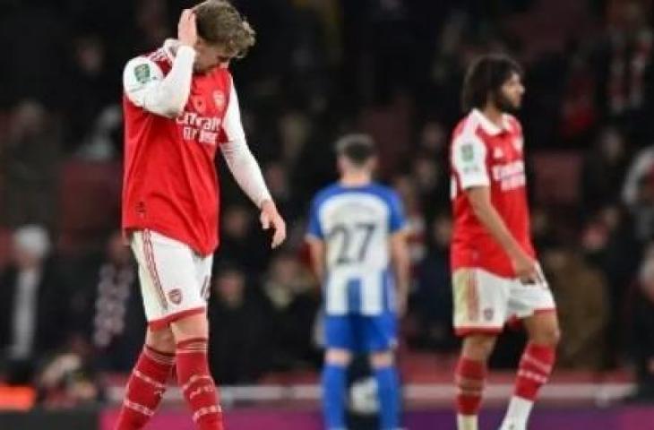 Bek Arsenal Inggris Rob Holding (kiri) bereaksi setelah peluit akhir pertandingan sepak bola putaran ketiga Piala Liga Inggris antara Arsenal dan Brighton and Hove Albion di Stadion Emirates, di London pada 9 November 2022. Glyn KIRK / AFP