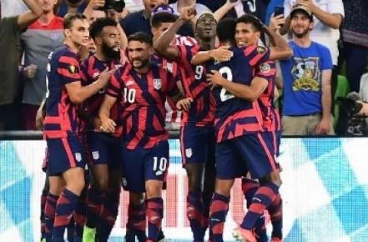 Para pemain Timnas Amerika Serikat merayakan gol Gyasi Zardes (keempat kiri) setelah mencetak gol ke gawang Qatar di laga semifinal Piala Emas Concacaf 2021 di Q2 stadium, Austin, Texas. 29 Juli 2021. Frederic J. BROWN / AFP