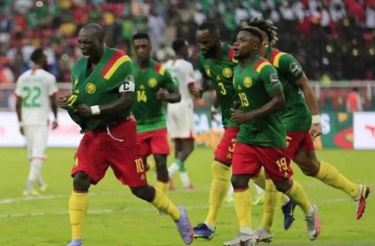 Pemain Timnas Kamerun Vincent Aboubakar (kiri) merayakan gol ke gawang Burkina Faso di Piala Afrika 2021. (Antara/Reuters/Taher Al-Sudani)