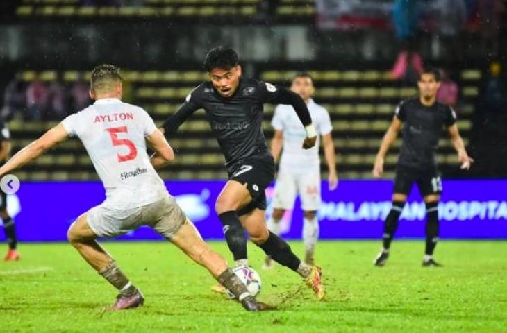 Aksi Saddil Ramdani saat jadi pahlawan Sabah FC tahan imbang Kuching City 1-1 untuk lolos ke semifinal Piala Malaysia 2022. (Instagram/officialsabahfc)