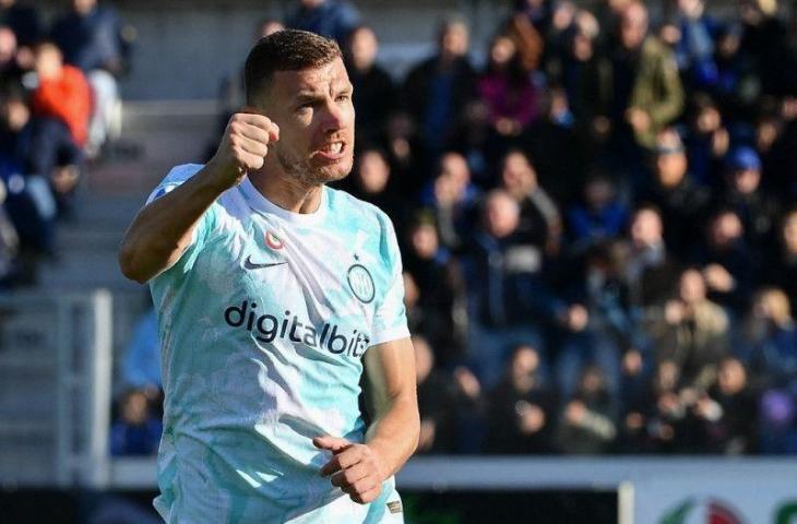 Striker Inter Milan Edin Dzeko merayakan gol ketika Inter menang 3-2 atas Atalanta dalam pertandingan Liga Italia di Stadion Atleti Azzurri d'Italia di Bergamo pada 13 November 2022. (AFP/ISABELLA BONOTTO)