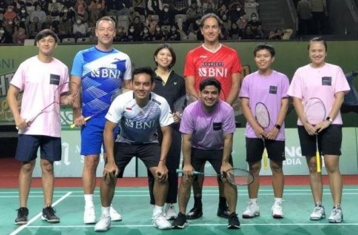 Mantan bintang sepak bola dunia John Terry (kaos biru) dan Alessandro Nesta (kaos merah) tampil dalam pertandingan eksibisi bulu tangkis di arena Tennis Indoor Senayan, Jakarta, Jumat. (ANTARA/Roy Rosa Bachtiar)