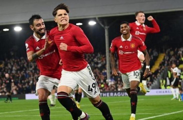 Winger Manchester United, Alejandro Garnacho (kedua dari kiri) melakukan selebrasi dengan rekan-rekannya setelah mencetak gol kemenangan timnya melawan Fulham. (Glyn KIRK / AFP)