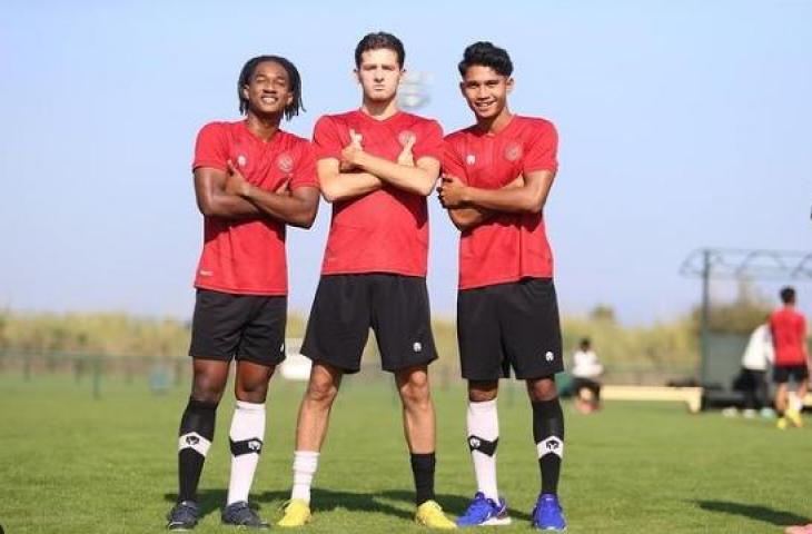 Justin Hubner pamer pose bareng Ronaldo Kwateh dan Marselino Ferdinan. (Instagram/@justinhubner5)