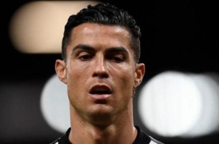 Penyerang Manchester United, Cristiano Ronaldo melakukan pemanasan jelang laga Liga Inggris kontra Tottenham di Old Trafford, Kamis (20/10/2022) dini hari WIB. [OLI SCARFF / AFP]