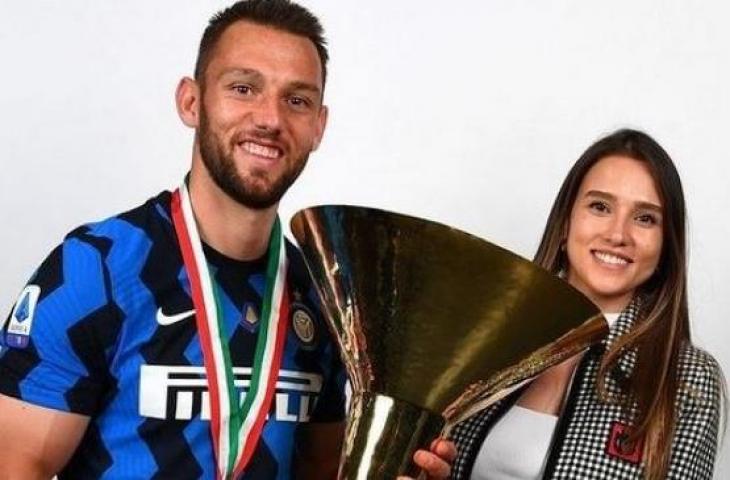 Stevan De Vrij bersama pasangannya Doina Turcanu usai memenangi gelar juara Serie A bersama Inter Milan. (Foto: Instagram Doina Turcanu)