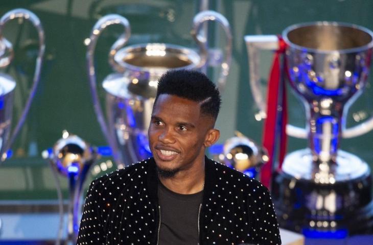 Mantan pemain Barcelona, Samuel Eto'o, menghadiri penghormatan kepada gelandang dan kapten Spanyol Barcelona Andres Iniesta di Stadion Camp Nou di Barcelona pada 18 Mei 2018. (Josep Lago/AFP)