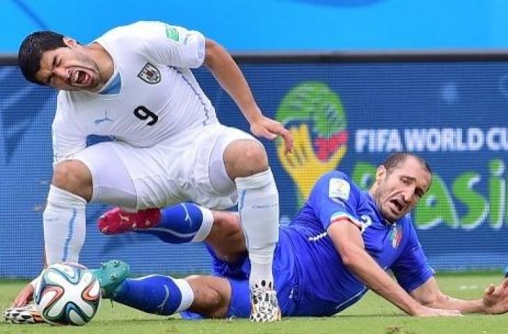 Insiden perkelahian Luis Suarez dan Giorgio Chiellini di Piala Dunia 2014. (AFP)