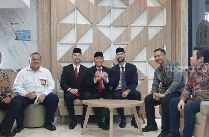 Ketua Umum PSSI Mochamad Iriawan alias Iwan Bule (tengah) bersama Sandy Walsh dan Jordi Amat yang akan menjalani sumpah WNI di Kantor Wilayah Kemenkumham, Jakarta, Kamis (17/11/2022) siang. [Suara.com/Adie Prasetyo Nugraha]