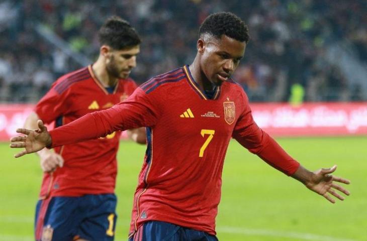 Striker timnas Spanyol Ansu Fati (kanan) melakukan selebrasi gol dalam pertandingan persahabatan antara Yordania dan Spanyol di Stadion Hussein Youth City di Amman, Yordania, pada 17 November 2022. (Photo by Khalil MAZRAAWI / AFP)