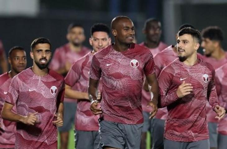 Pemain Timnas Qatar saat ikut sesi latihan jelang laga perdana lawan Ekuador di Piala Dunia 2022. (AFP)