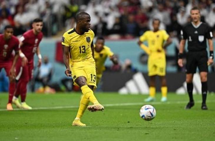 Enner Valencia cetak gol melalui penalti saat Ekuador kalahkan Qatar 2-0 dalam laga pembuka Piala Dunia 2022. (AFP)