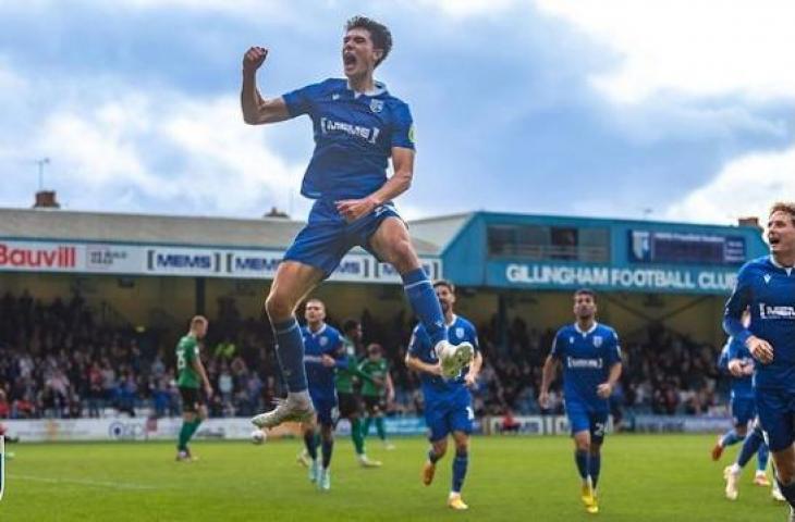 Elkan Baggott saat merayak gol bersama GIllingham FC (Instagram/@gfcofficial)