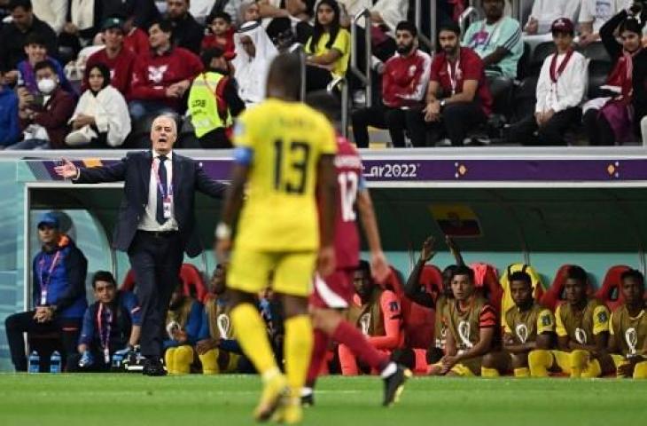 Pelatih Timnas Ekuador, Gustavo Alfaro saat mendampingi anak asuhnya mengalahkan Qatar 2-0 dalam laga pembuka Piala Dunia 2022. (AFP)