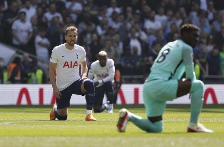 Pemain Inggris Harry Kane berlutut jelang laga Tottenham vs Brighton sebagai sikap menentang rasisme. (AFP)