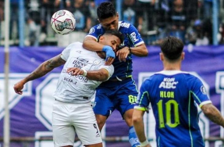 Pesepak Bola Persib Bandung Daisuke Sato (kedua kiri) berebut bola udara dengan pesepak bola Rans Nusantara FC Wander Luiz pada pertandingan BRI Liga 1 di Stadion Gelora Bandung Lautan Api, Bandung, Jawa Barat, Minggu (4/9/2022). ANTARA FOTO/Raisan Al Farisi/hp. (ANTARA FOTO/RAISAN AL FARISI)