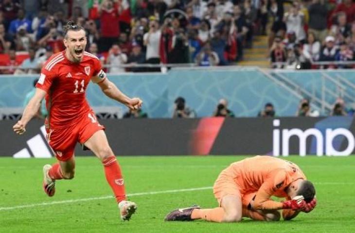 Pemain Wales, Gareth Bale berhasil cetak gol via penalti saat melawan Amerika Serikat di Piala Dunia 2022. (NICOLAS TUCAT / AFP)