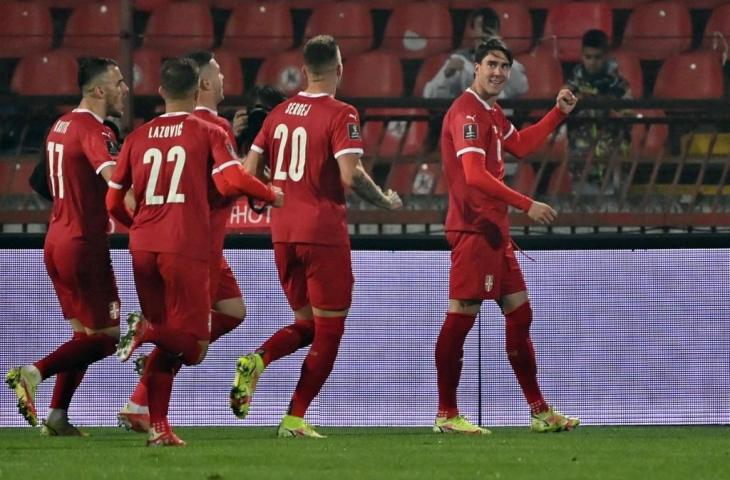 Pemain depan Serbia Dusan Vlahovic (kanan) merayakan setelah mencetak gol kedua dalam pertandingan Kualifikasi Grup A Piala Dunia 2022 melawan Azerbaijan di Stadion Rajko Mitic di Beograd pada 12 Oktober 2021. (AFP/Andrej Isakovic)