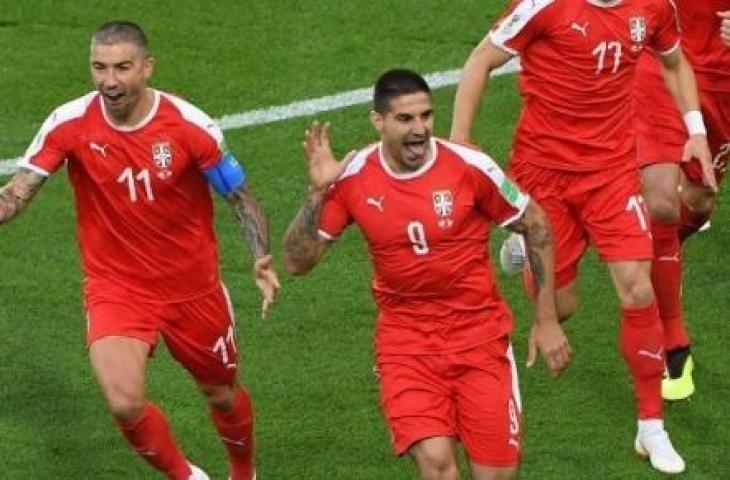 Penyerang Timnas Serbia, Aleksandar Mitrovic (kanan) merayakan golnya ke gawang Swiss bersama rekan-rekannya (Patrick HERTZOG / AFP)