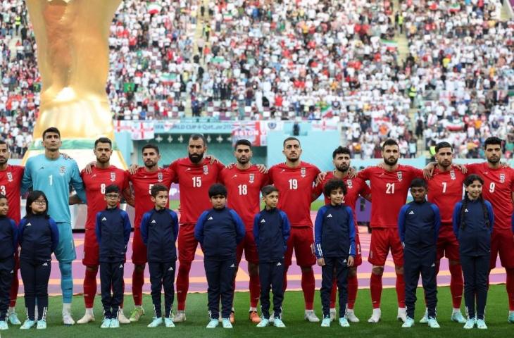 Para pemain Iran mendengarkan lagu kebangsaan menjelang pertandingan Grup B Piala Dunia 2022 melawan Inggris di Stadion Internasional Khalifa di Doha pada 21 November 2022. (Fadel Senna/AFP)